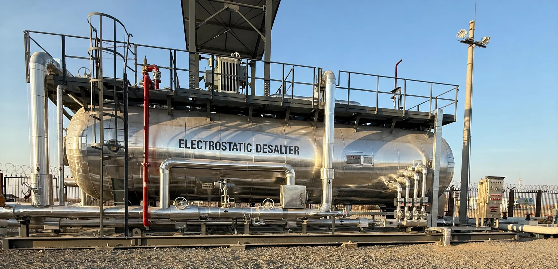 Refinery electrostatic desalter system