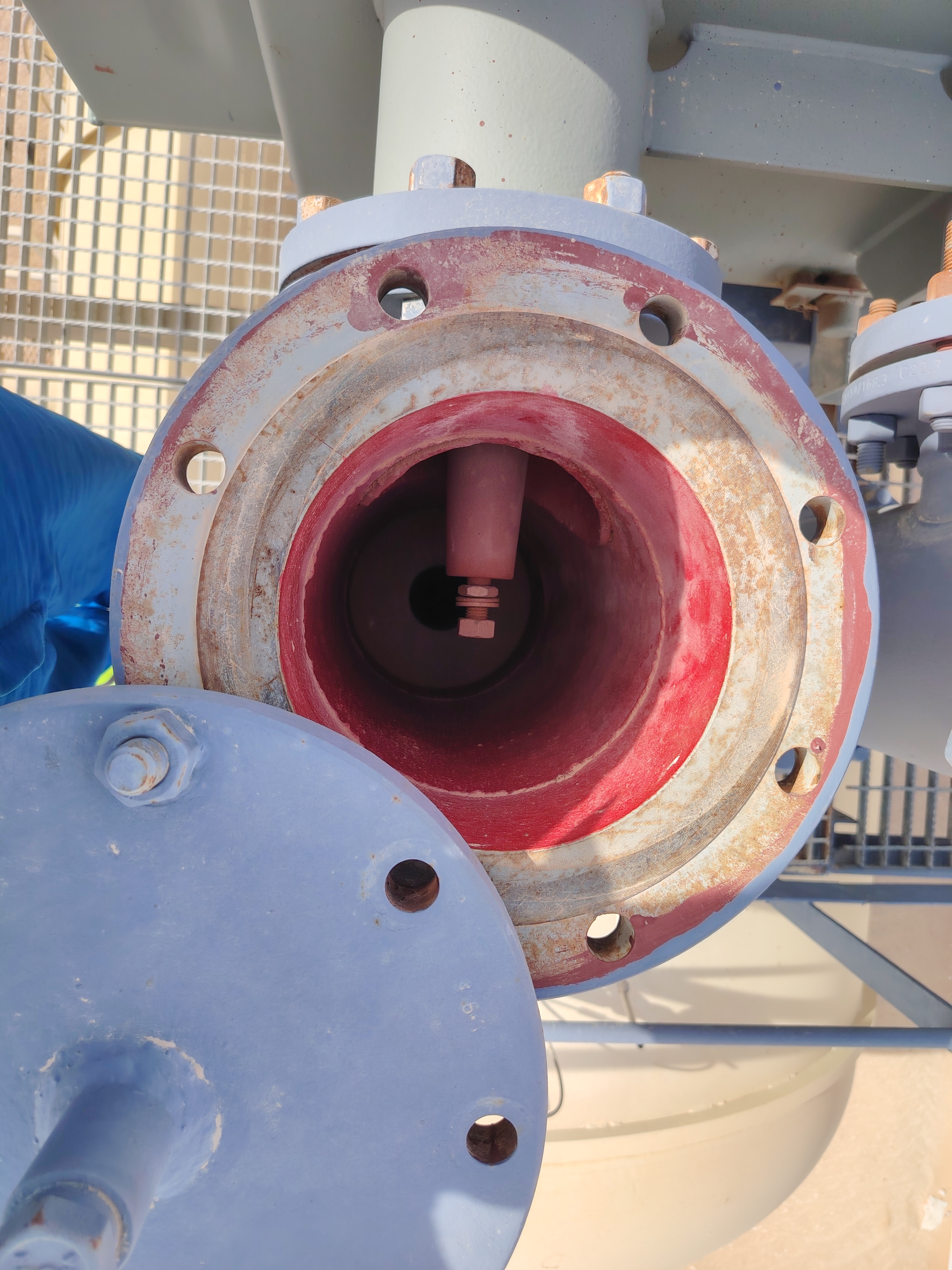 Inspection view of the insulated vessel-side feedthrough sleeve